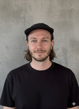 Headshot Photo of Jannik