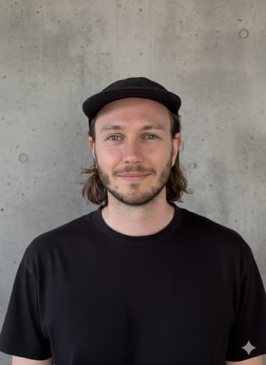 Headshot Photo of Jannik